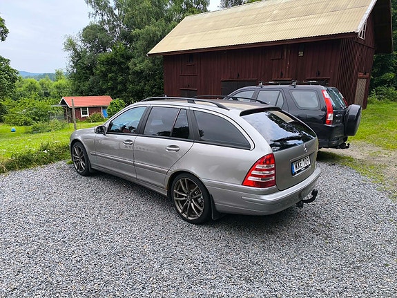 Mercedes-Benz C180 4 of 5