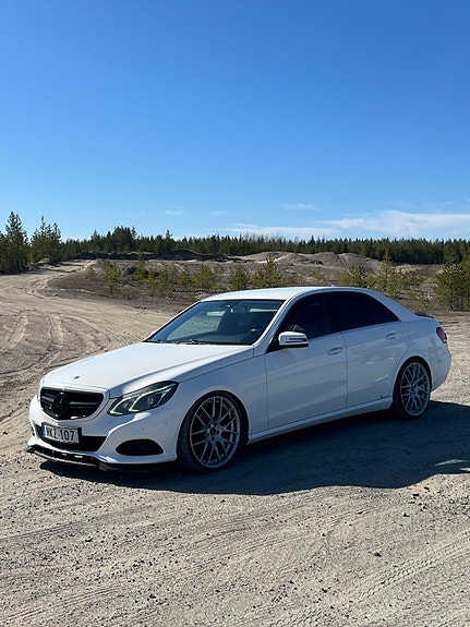Mercedes-Benz E220 5 of 5