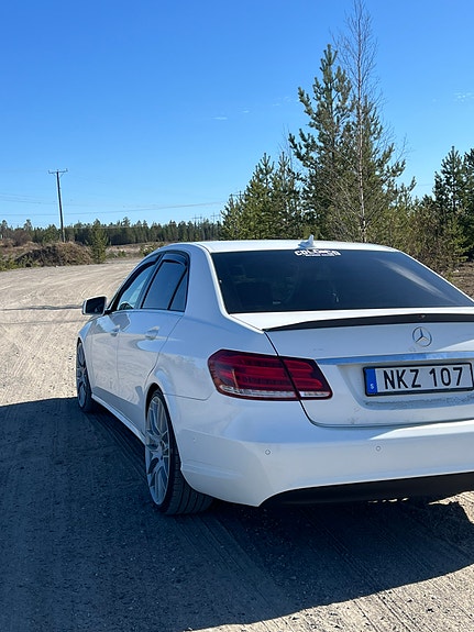 Mercedes-Benz E220 3 of 5
