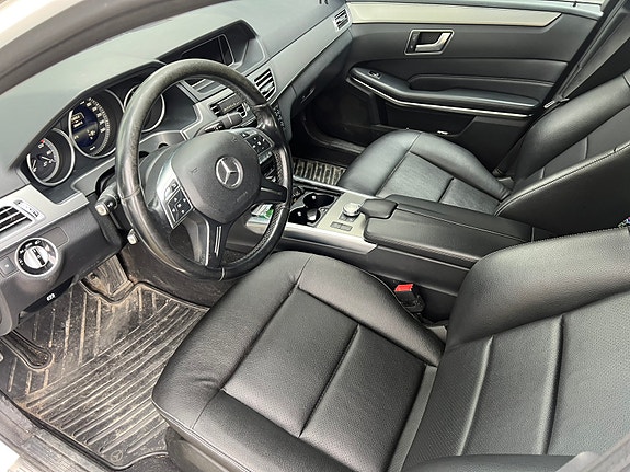 Mercedes-Benz E220 4 of 5