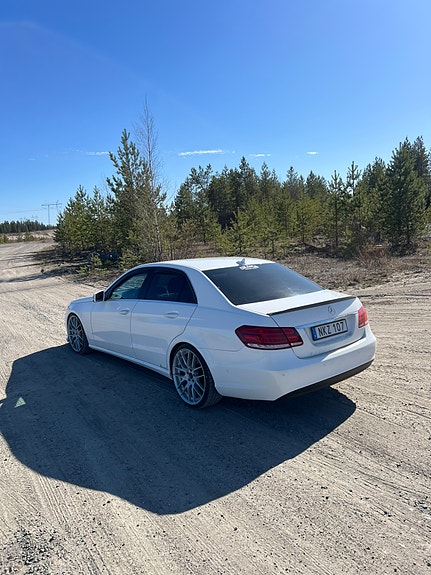 Mercedes-Benz E220 2 of 5