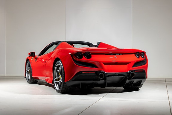 Ferrari F8 Tributo 10 of 22