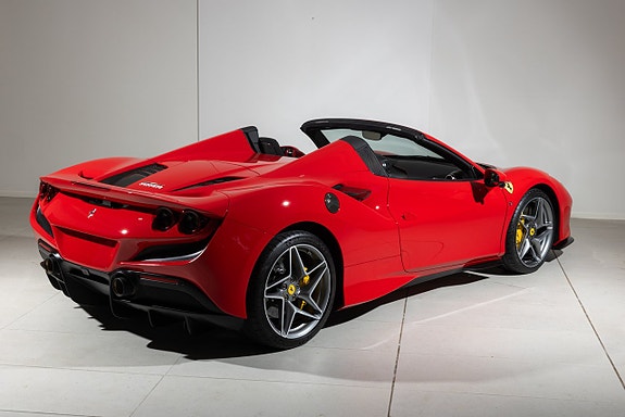 Ferrari F8 Tributo 8 of 22