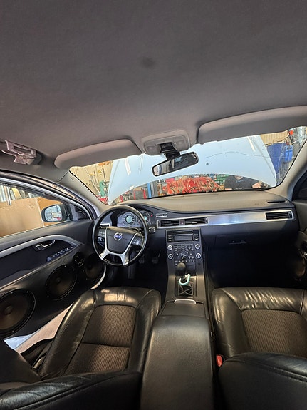 Volvo V70 4 of 5