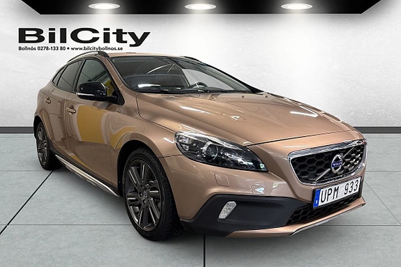 Volvo V40 Cross Country 2 of 5