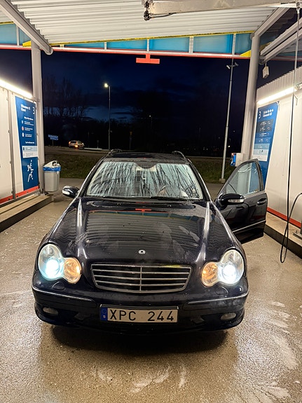 Mercedes-Benz C320 18 of 19