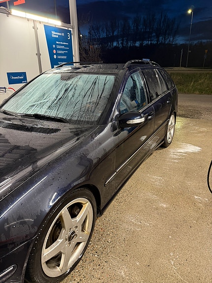 Mercedes-Benz C320 2 of 5