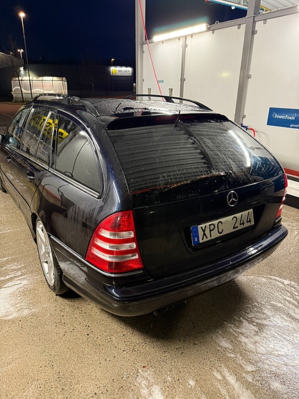 Mercedes-Benz C320 4 of 5