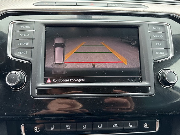 Volkswagen Passat Alltrack 18 of 21
