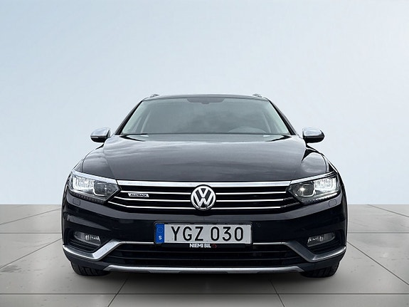 Volkswagen Passat Alltrack 2 of 5
