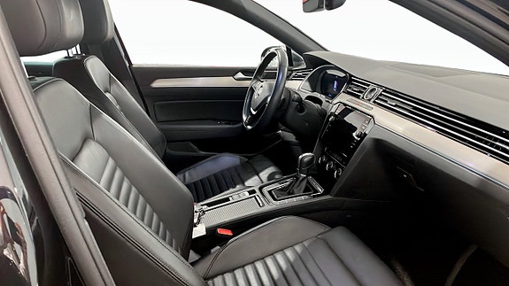 Volkswagen Passat Alltrack 3 of 9