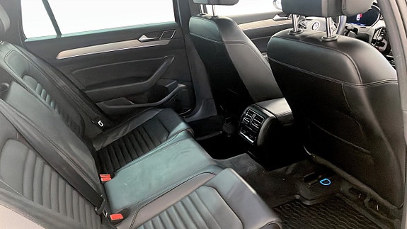 Volkswagen Passat Alltrack 5 of 9