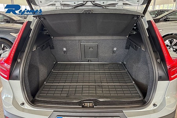 Volvo EX40 16 of 21