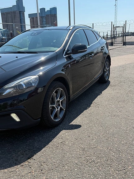 Volvo V40 Cross Country 2 of 5