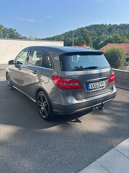 Mercedes-Benz B180 4 of 5