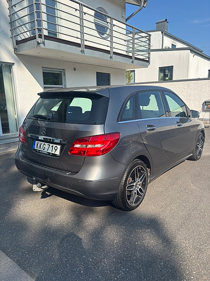 Mercedes-Benz B180 3 of 5