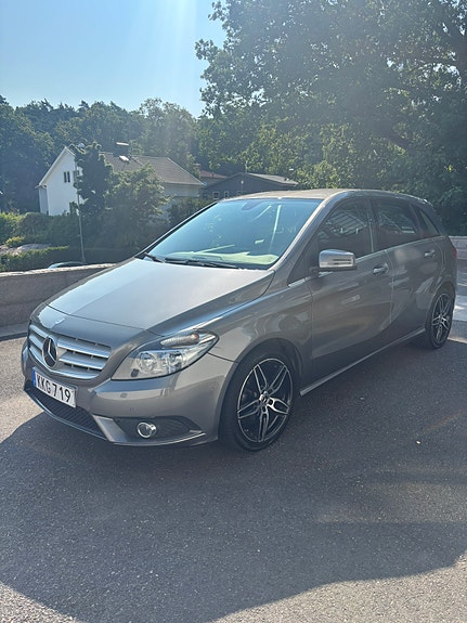 Mercedes-Benz B180 2 of 5