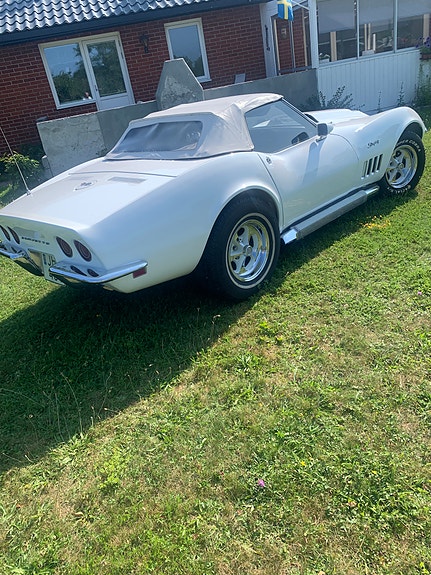 Chevrolet Corvette 2 of 5