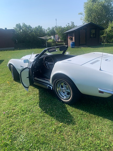 Chevrolet Corvette 4 of 5