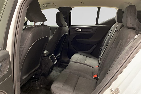 Volvo XC40 8 of 15