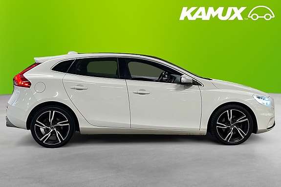 Volvo V40 2 of 19