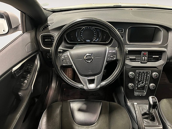 Volvo V40 12 of 19