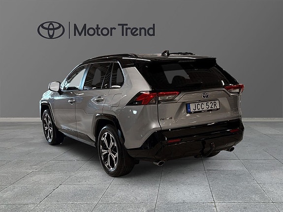 Toyota RAV4 Plug-in Hybrid 2 of 5