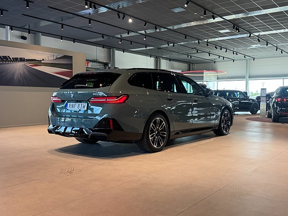 BMW i5 4 of 5