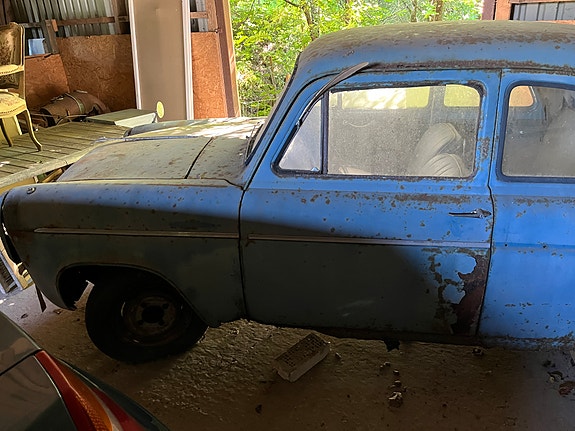 Ford Anglia 3 of 5
