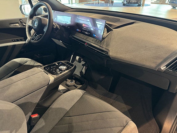 BMW iX 13 of 20