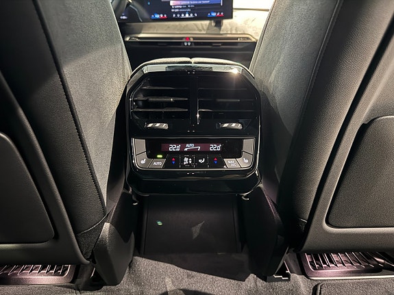 BMW iX 17 of 20