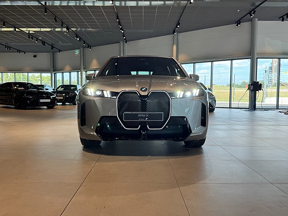 BMW iX 2 of 5