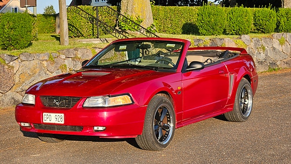 Ford Mustang 2 of 5