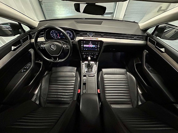 Volkswagen Passat 9 of 25