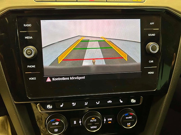 Volkswagen Passat 17 of 25