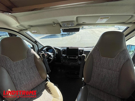 Carthago Van 640 LE charming Coupé 140hk Automat Långbäddar 24 of 25