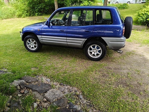 Toyota RAV4 3 of 4
