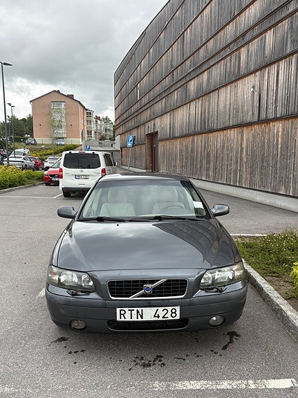 Volvo S60 2 of 5