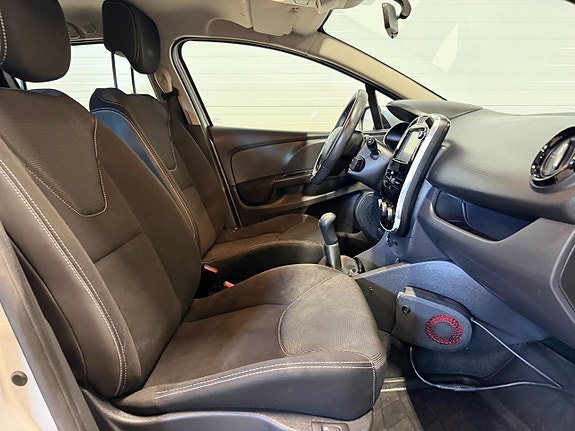 Renault Clio 12 of 19