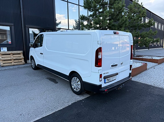 Nissan NV300 9 of 18
