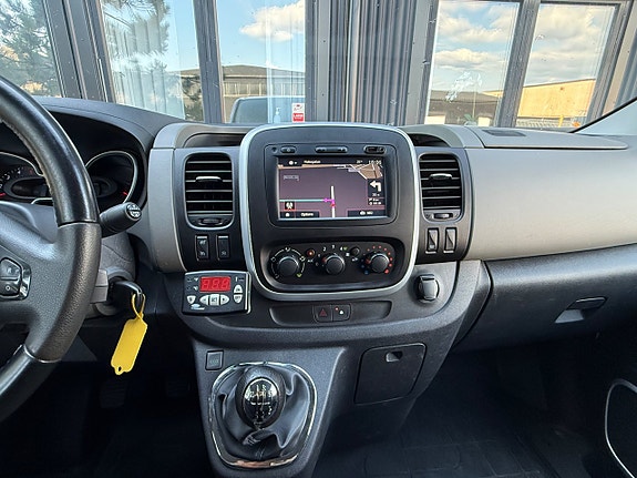 Nissan NV300 14 of 18