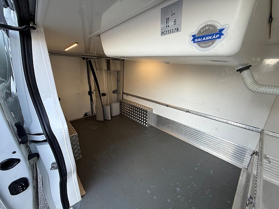Nissan NV300 4 of 5