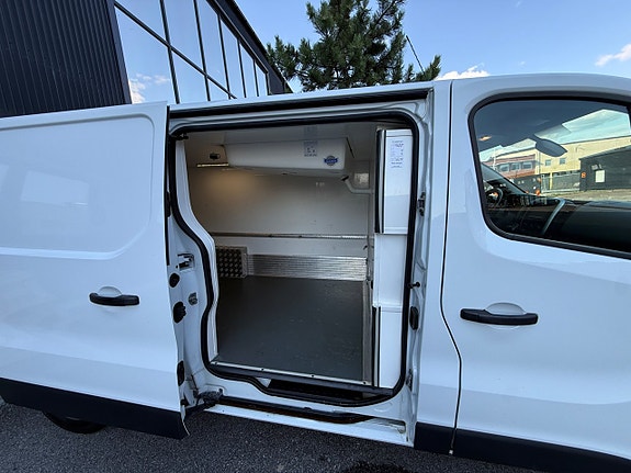 Nissan NV300 3 of 5