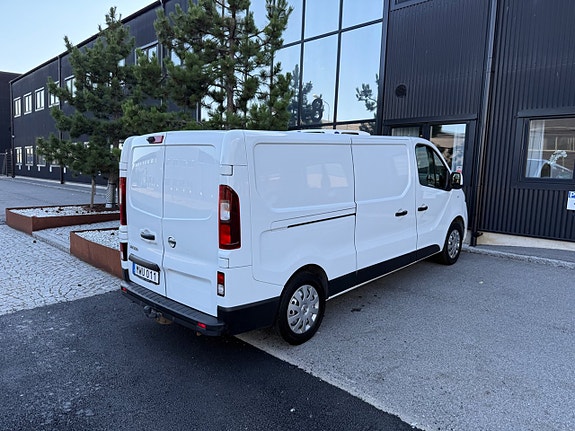Nissan NV300 8 of 18