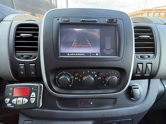 Nissan NV300 17 of 18