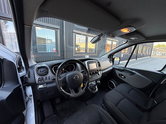 Nissan NV300 12 of 18