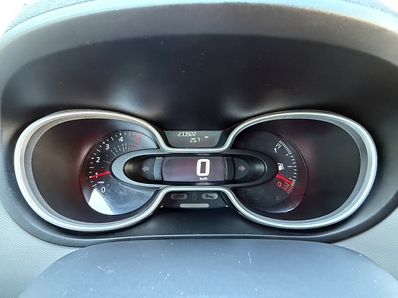 Nissan NV300 13 of 18