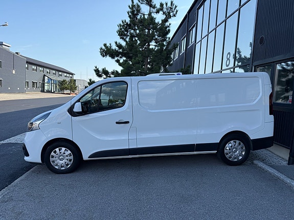 Nissan NV300 7 of 18
