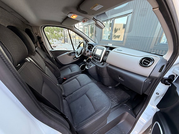 Nissan NV300 18 of 18