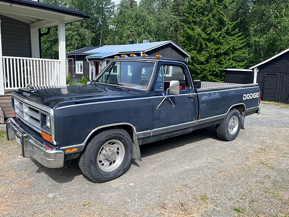 Dodge RAM 250 2 of 5